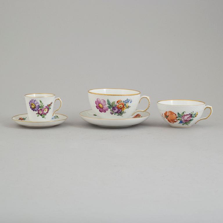 21-piece porcelain service, 'Sachsisk blomst', Royal Copenhagen, Denmark, secondhalf of the 20th century.
