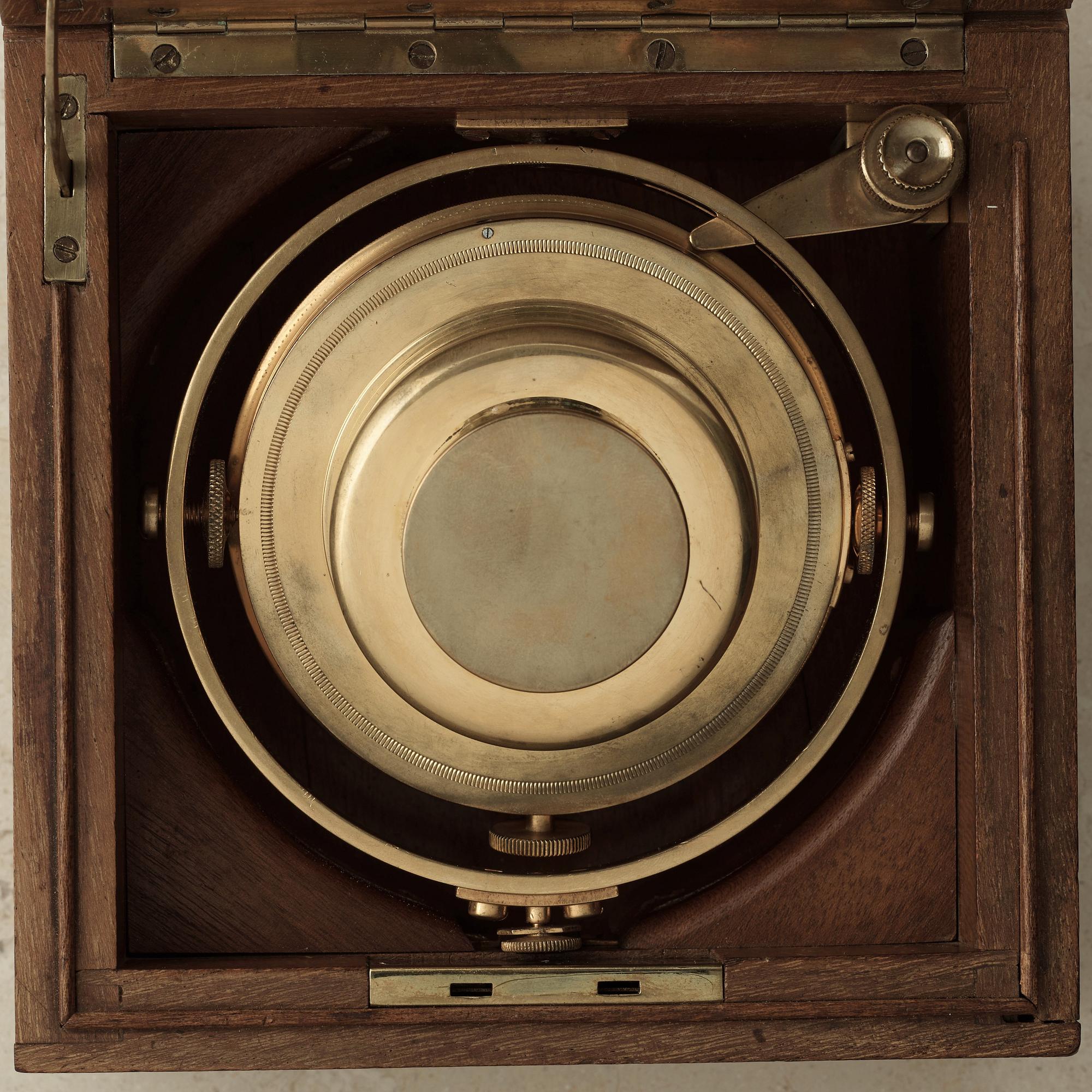 LONGINES, "Rätt Tid", Chronometer, table clock, 154 x 153 x 105 mm,