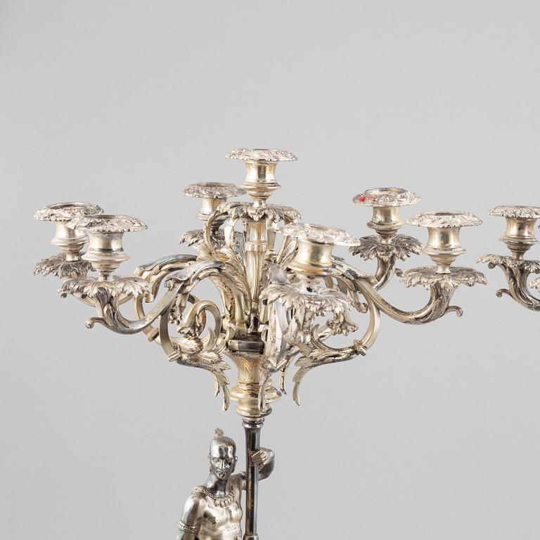 Kandelabrar, ett par, nysilver, omkring år 1900.