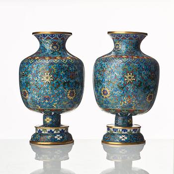 Urnor, ett par, cloisonné. Sen Qingdynasti.