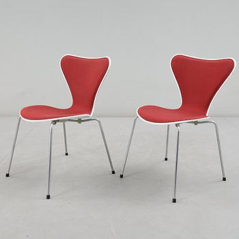 STOLAR, ett par, "Sjuan", Arne Jacobsen för Fritz Hansen, 1984.