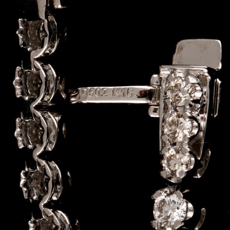 ARMBAND, 18k vitguld med 47 briljantslipade diamanter, totalt 5.02 ct. Vikt 11 g.