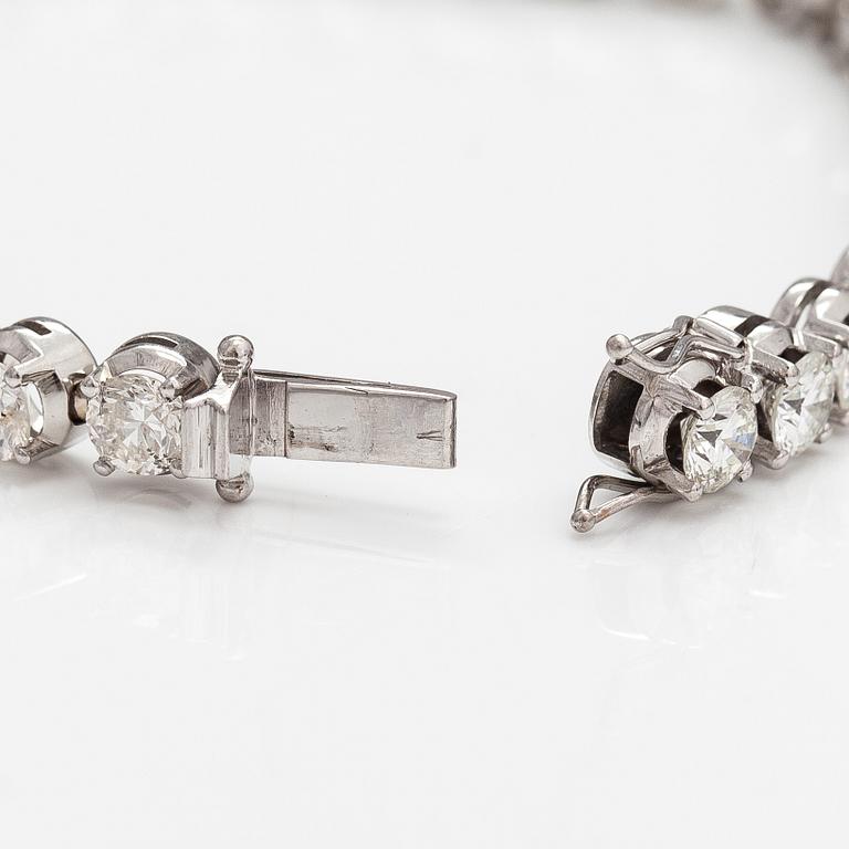 An 18K white gold tennis bracelet with brilliant-cut diamonds ca. 7.50 ct in total.