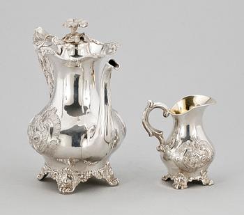 KAFFEKANNA samt GRÄDDKANNA, silver, nyrokoko, Frans Holm, Vadstena 1860-61. Totalvikt ca 820 gram.