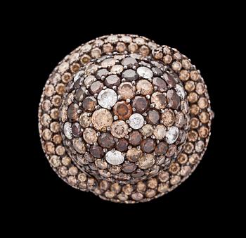 985. A cognac coloured Tresori diamond ring, tot. 9 cts.