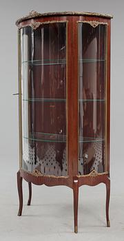 VITRINSKÅP, Louis XV-stil, 1900-tal.