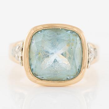 Ring, 18K gold with blue topaz.