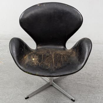ARNE JACOBSEN, A 'Swan' chair for Fritz Hansen, Denmark.
