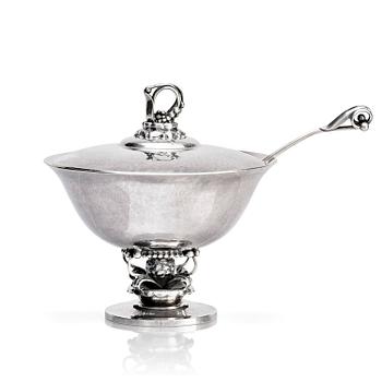 435. Georg Jensen, bonbonnièr med strösked, silver, Köpenhamn 1919-1927, design nr 234, sked design nr 74.
