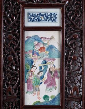 PANELER, 2 stycken, trä och porslin, Kina, 1900-talets andra hälft.