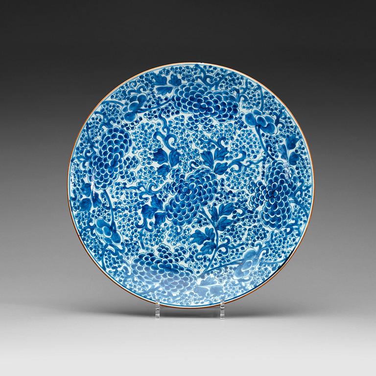 A blue and white charger, Qing dynasty, Kangxi (1662-1722).