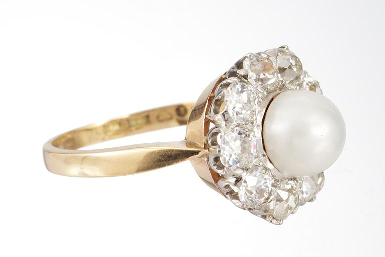 RING, set with old cut diamonds, app. tot. 1.40 cts and cultured pearl.