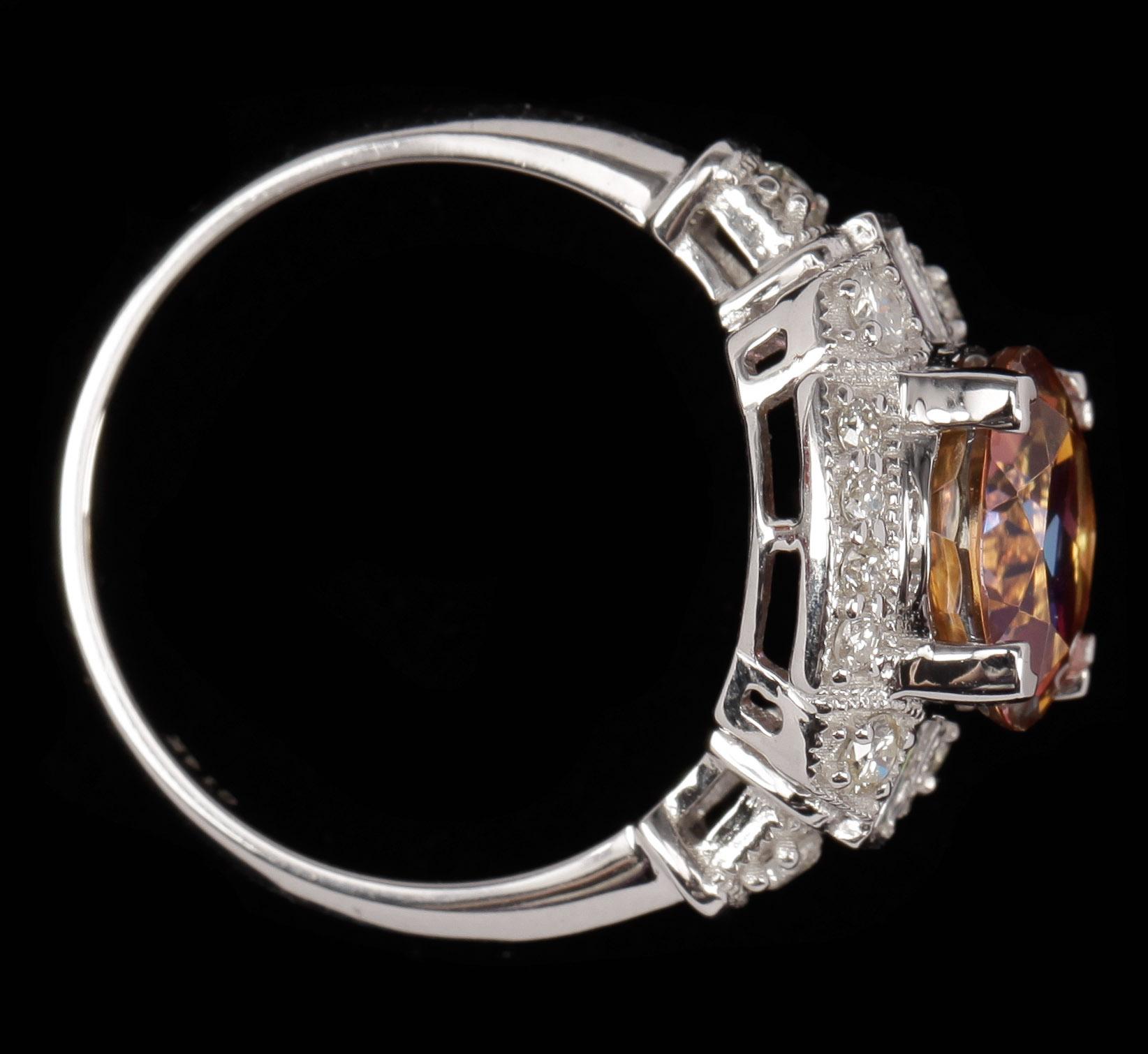 RING, 14k vitguld med "mystisk" topas ca 3,22 ct och briljantslipade diamanter. Vikt ca 4,4 gram.