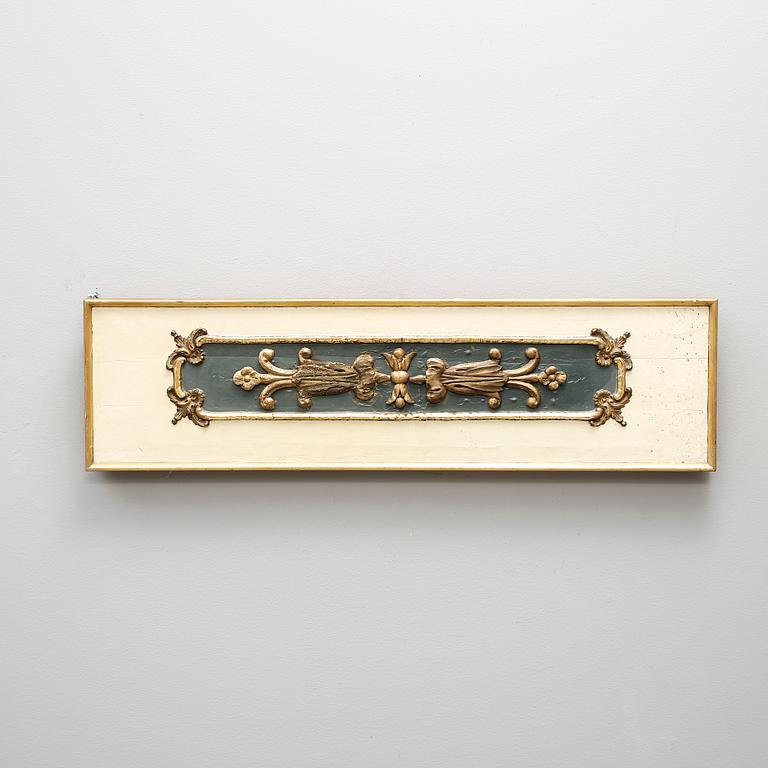 DÖRRÖVERSTYCKE, trä, senempire/nyrokoko, 1800-talets mitt.