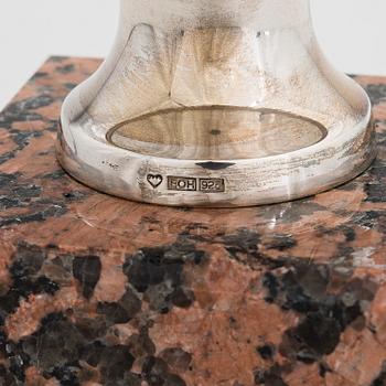 Pekka Piekäinen, Ljusstake, sterlingsilver och granit. Platinoro, Åbo.