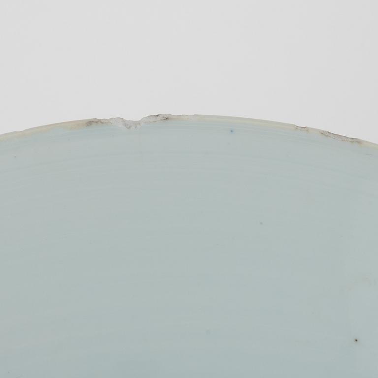 A large famille verte dish, Qing dynasty, Kangxi (1662-1722).