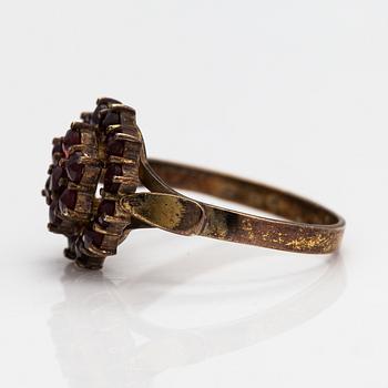 Ring, örhängen och halsband, förgyllt silver och granater.