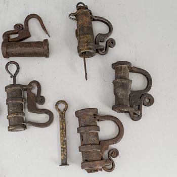 BULTLÅS, 7 st. Smide, 1700-tal.