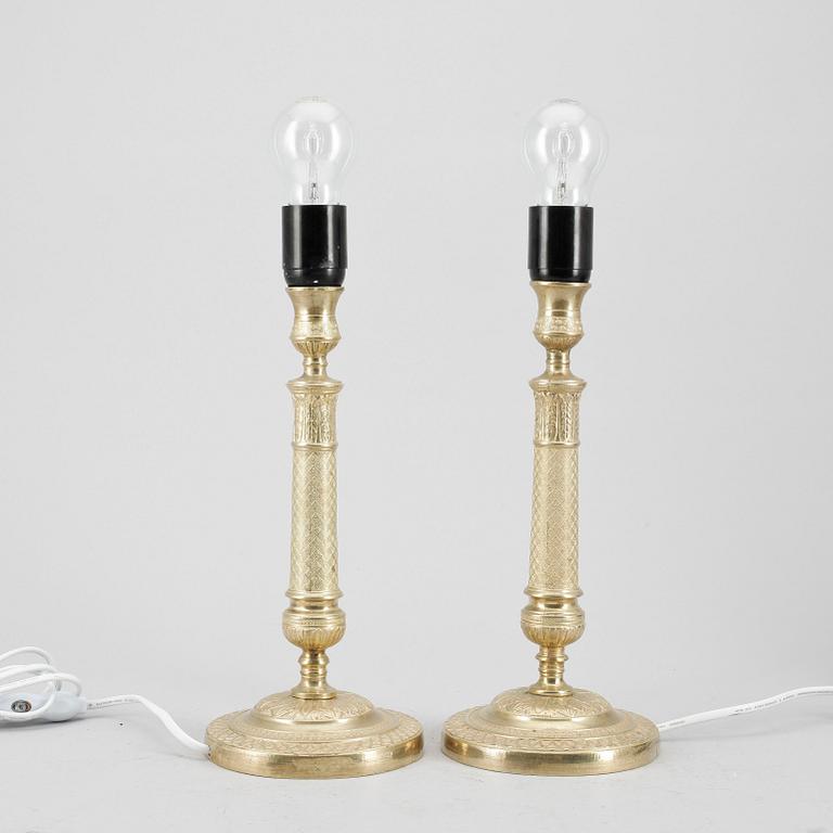 LJUSSTAKAR / BORDSLAMPOR, ett par. Empirestil, 1800-talets andra hälft.