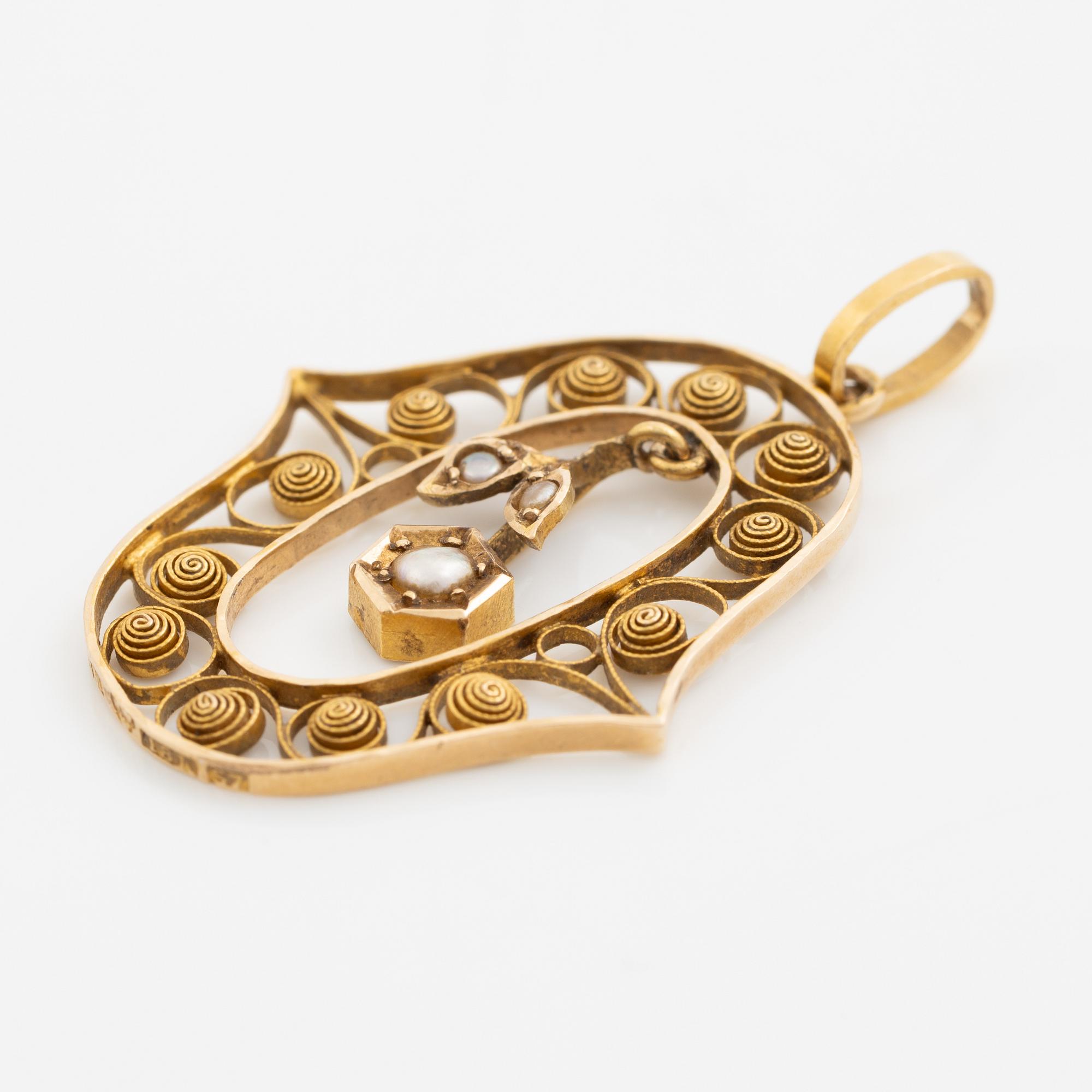Pendant 18K gold filigree with pearls.