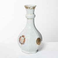 Flaska, vapenporslin. Qingdynastin, 1700-tal.