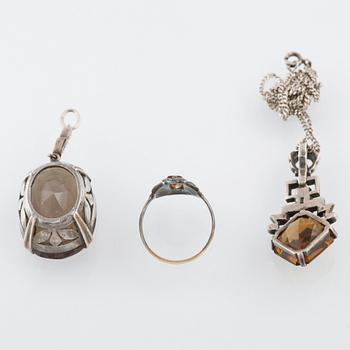 PARTI SMYCKEN, 3 delar, 18K guld samt silver med fasettslipade syntetiska stenar, delvis importstämplade. Vikt 25,8 g.