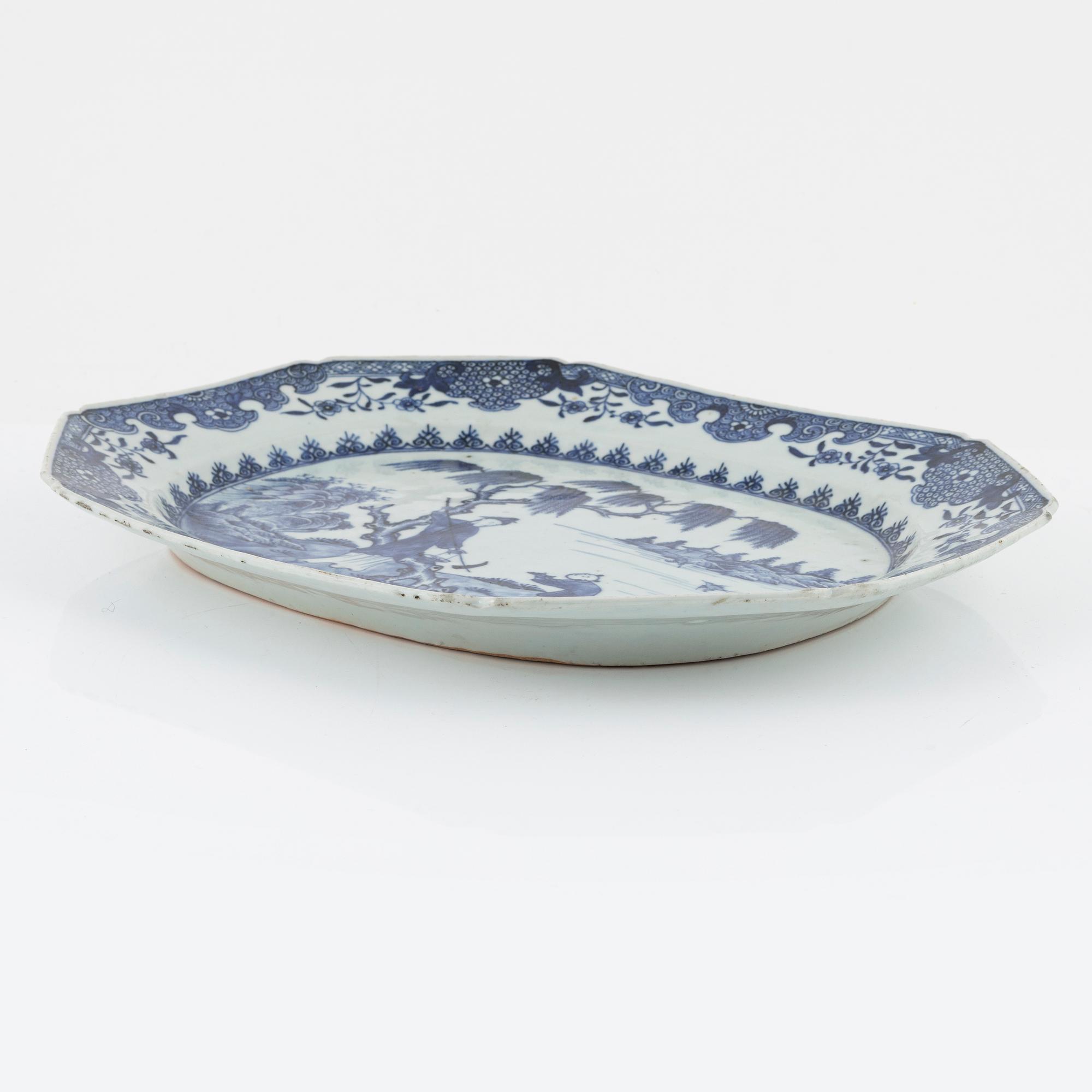 A Chinese blue and white porcelain charger, Qing Dynasty, Qianlong (1736-95).