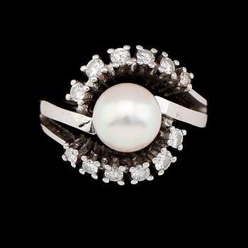 RING, 18K vitguld, briljantslipade diamanter 0.63 ct enligt gravyr och odlad pärla. Total vikt ca 9 g.