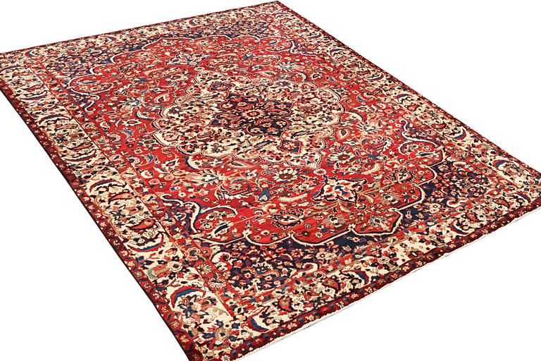 A Mahal carpet c. 315 x 215 cm.
