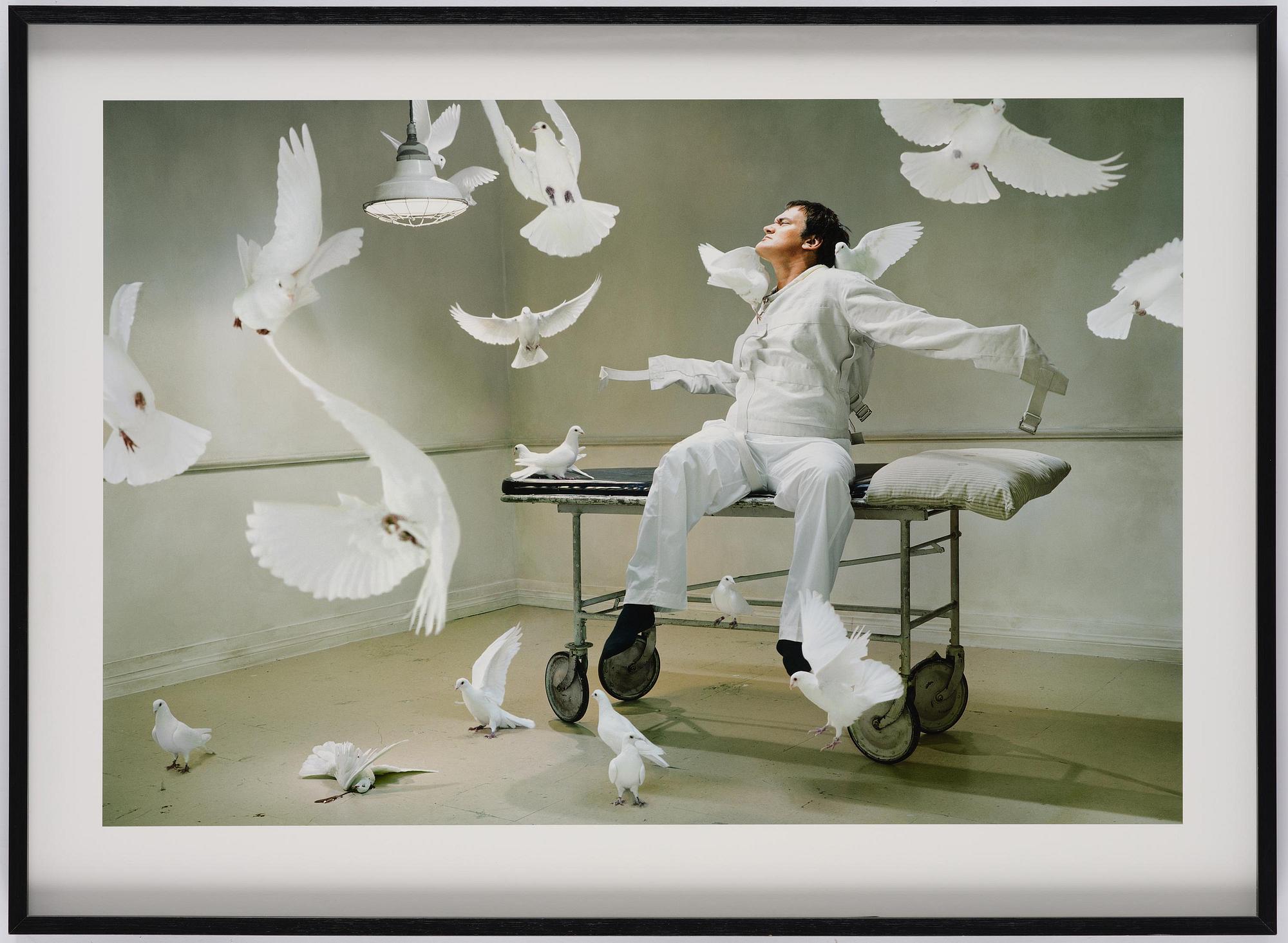 Martin Schoeller, "Quentin Tarantino with Doves; Los Angeles, CA", 2004.
