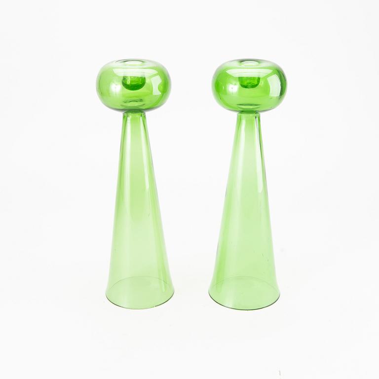 VASER/LJUSSTAKAR, ett par, grönt glas.