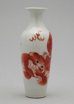 FIGURIN, KRUKA samt VAS, porslin, Kina 1900-tal.