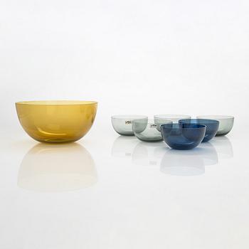 Kaj Franck, a serving bowl, model '1329' and six dessert bowls, '1340', Nuutajärvi Notsjö.