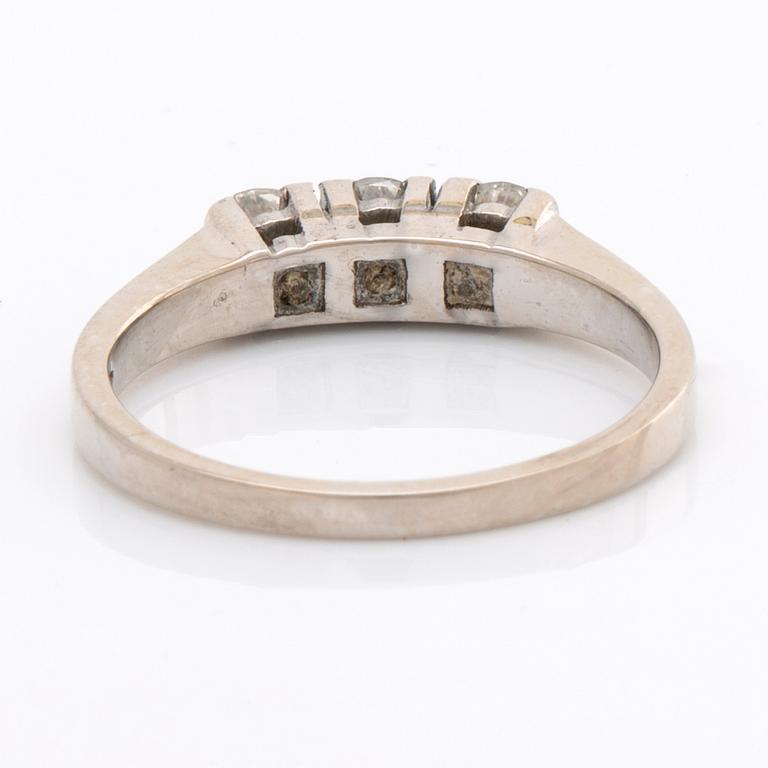 RING 18K whitegold 3 brilliant-cut diamonds 0,58 ct in total inscribed.