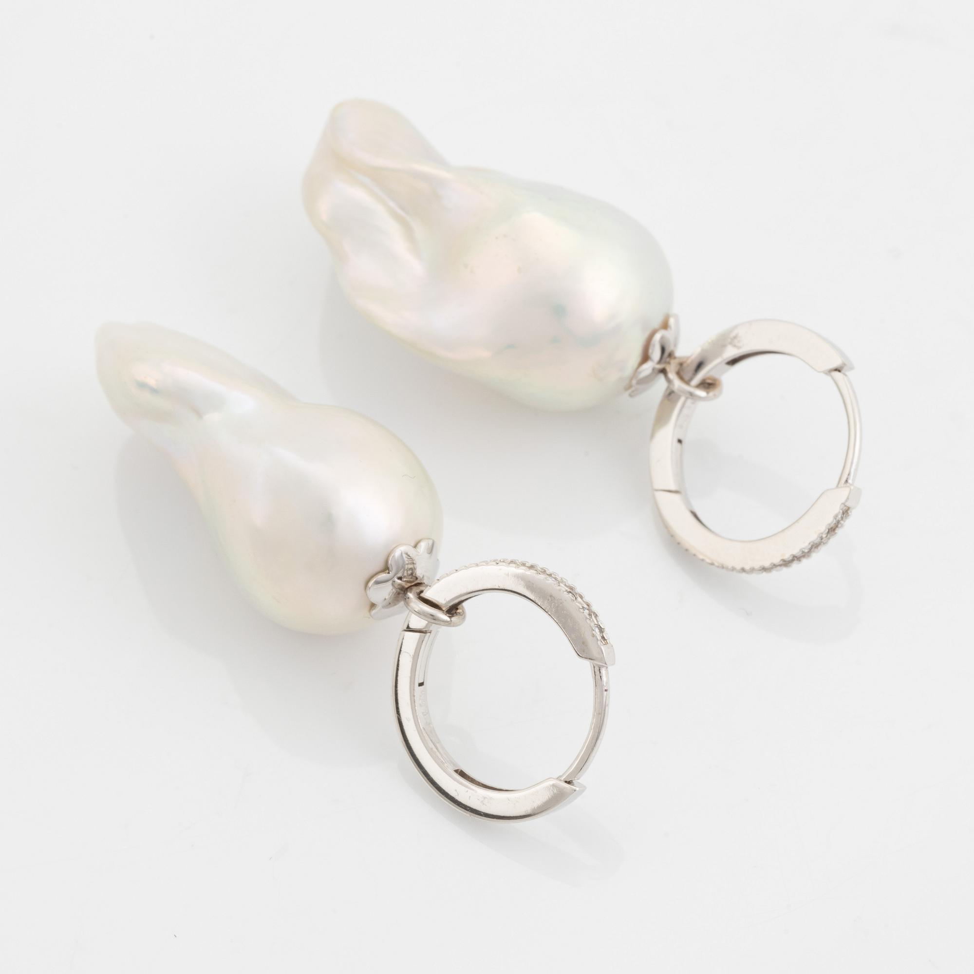 Örhängen med barocka sötvattenspärlor och briljantslipade diamanter.