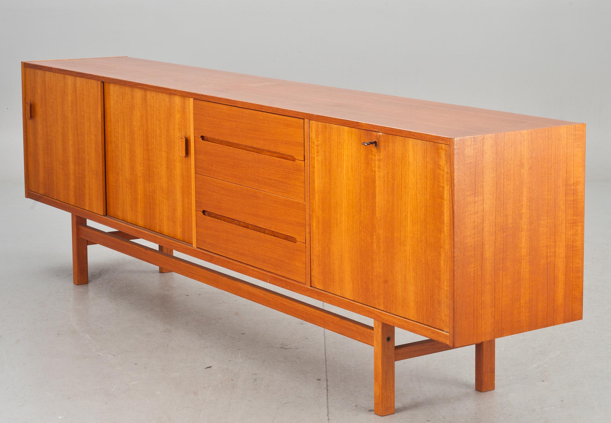 SIDEBOARD, Troeds, 1900-talets andra hälft.