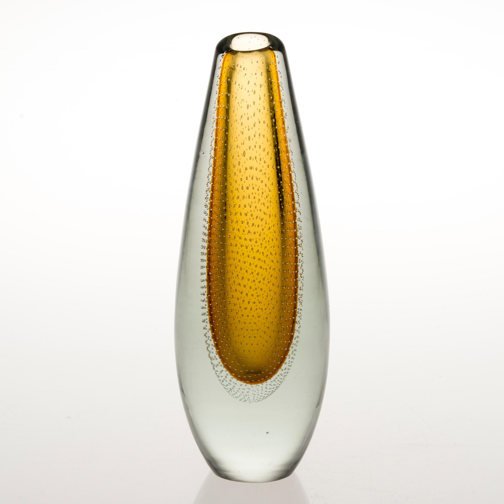 GUNNEL NYMAN, A glass vase signed G. Nyman Nuutajärvi Notsjö -52.