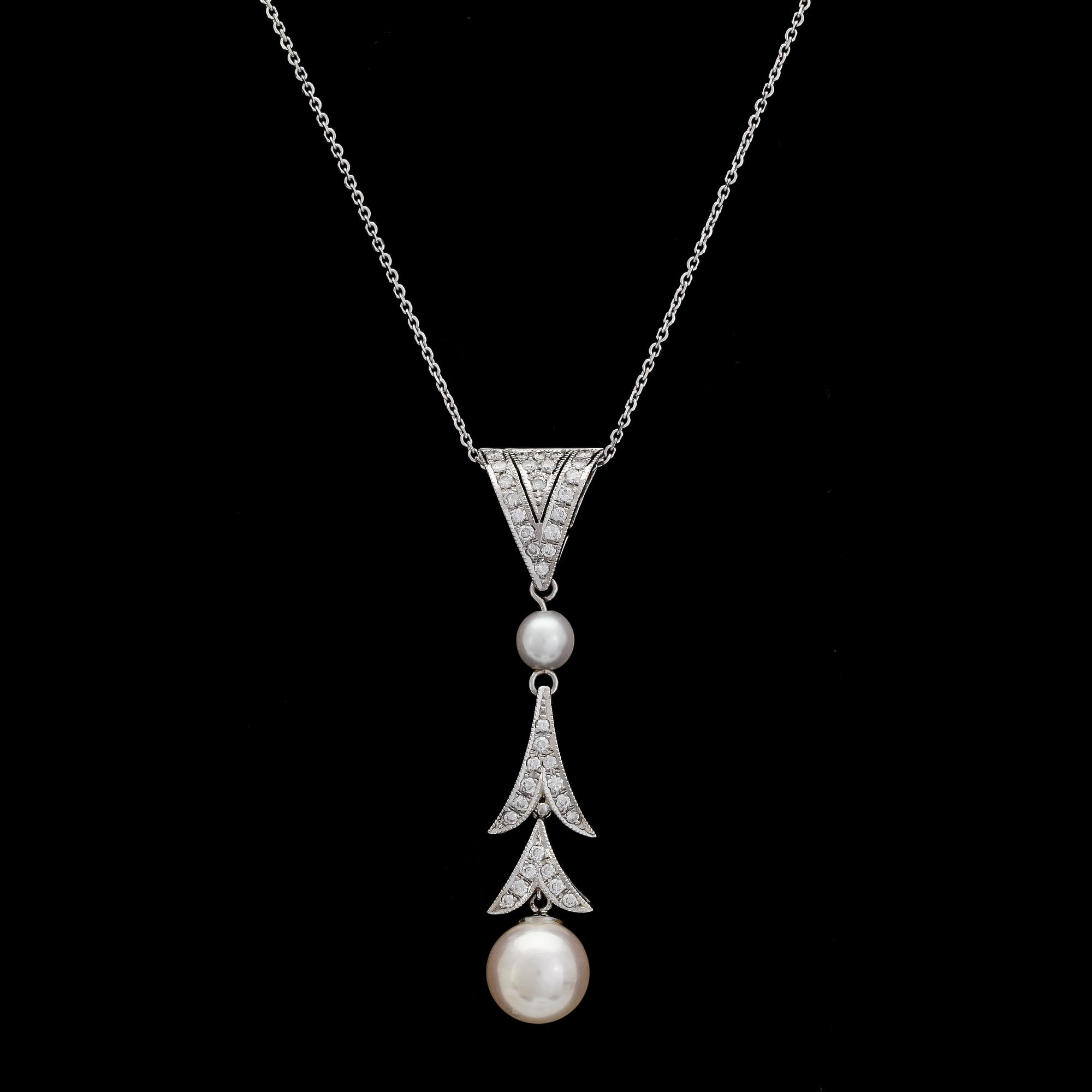 PENDANT, cultured pearls and brilliant cut diamonds, tot. 0.45 cts.
