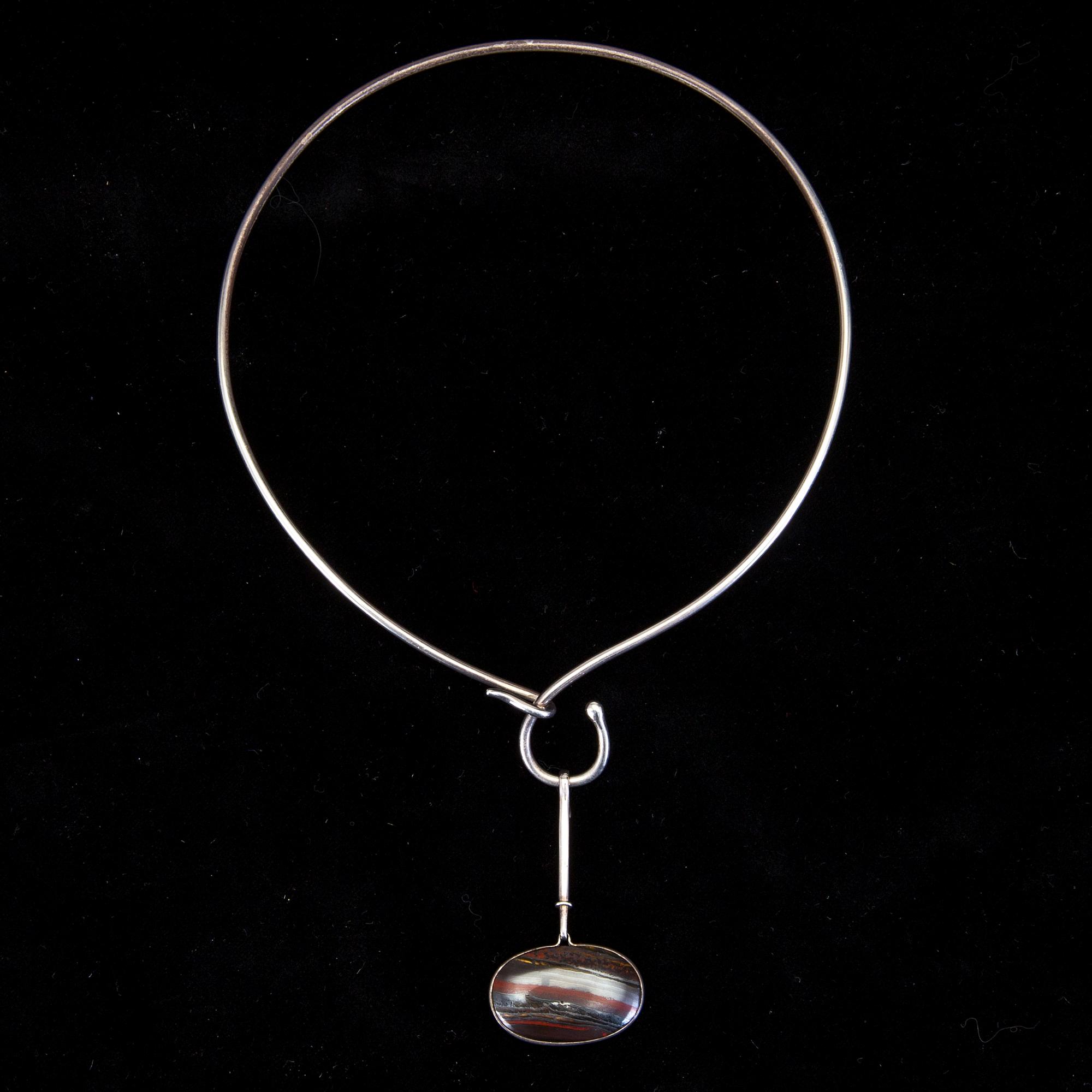 HÄNGE & COLLIER, silver. Hänget av Vivianna Torun Bülow Hübe. Collier av Ystads Guldsmedsverkstad, Ystad 2001. Ca 33 gr.