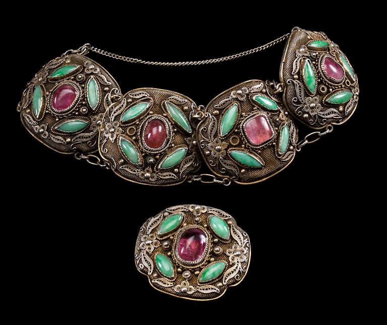 ARMRING SAMT BROSCH, silver med turmaliner samt jade. Vikt ca 59 g.