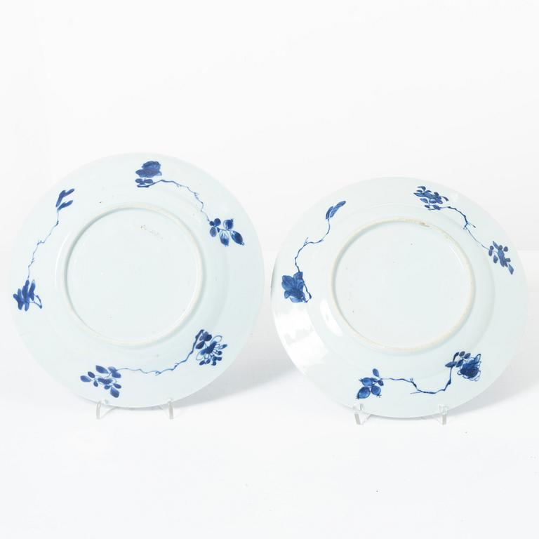 A pair of Chinese blue and white porcelain plates, Qing dynasty, Kangxi (1662-1722).