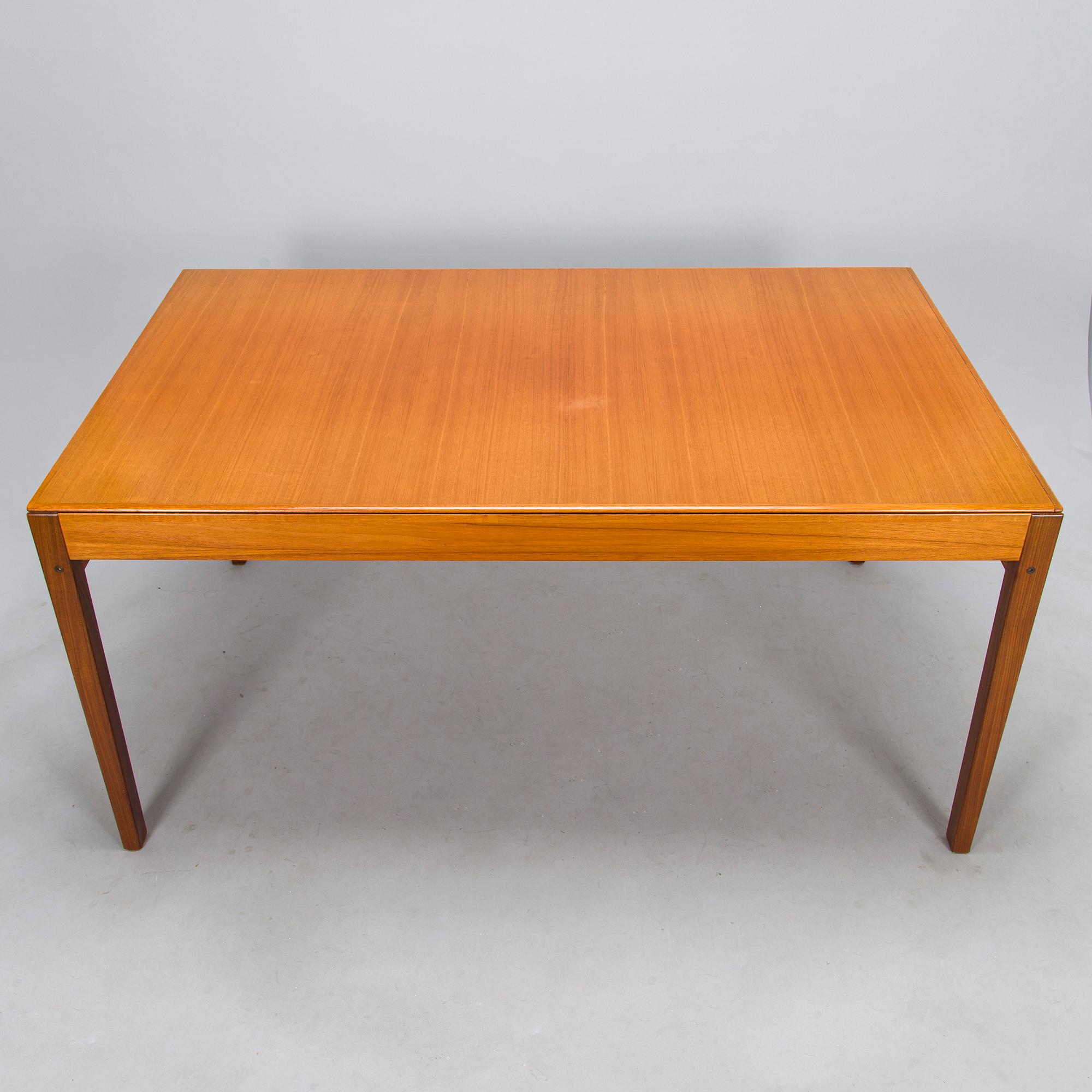 Pertti Salmi, a 1970s 'Samuel' dining table and eight 'Simeon' chairs for Vaara Tuotanto, Kaluste-Yhtymä, Finland.