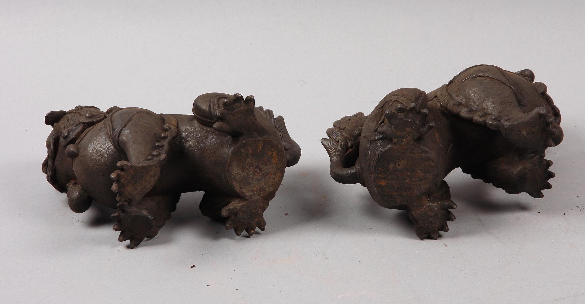 TEMPELLEJON, ett par, gjutjärn. Kina. 1900-tal.