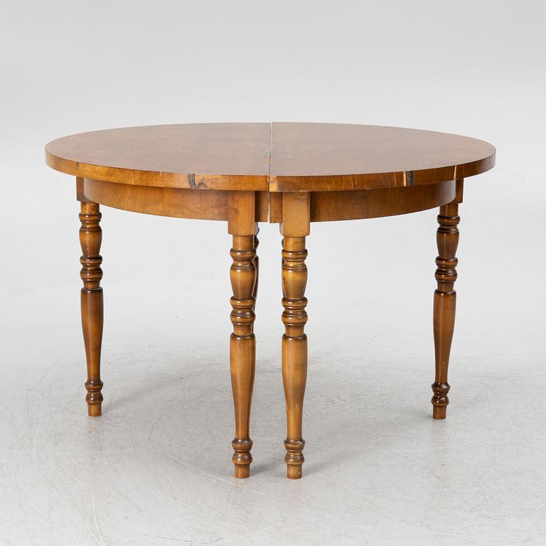 A late 19th century dining table.