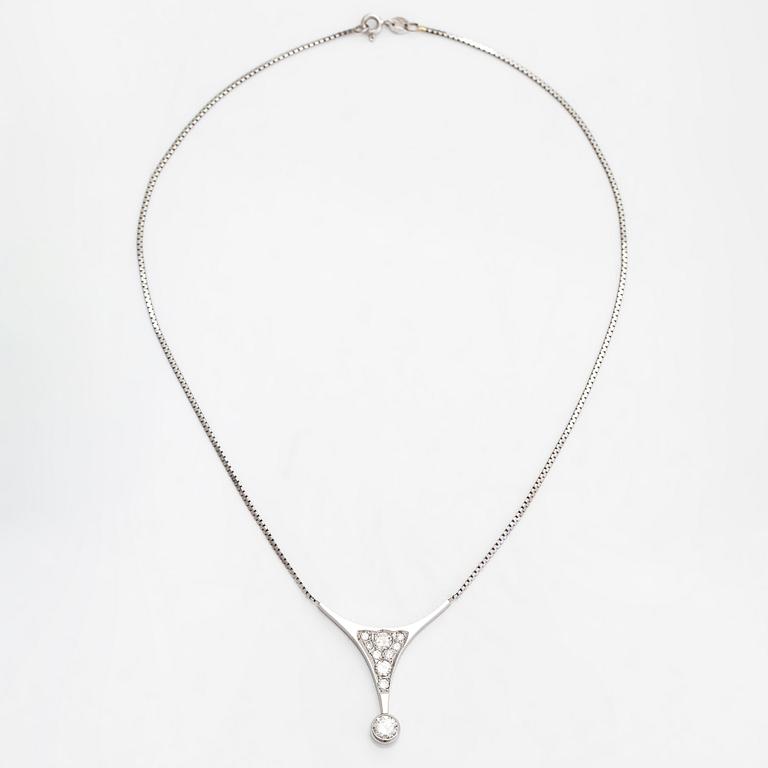 Kaulakoru, 14K valkokultaa, briljanttihiottuja timantteja yht. noin 1.37 ct. Suomalaiset tuontileimat 1988.