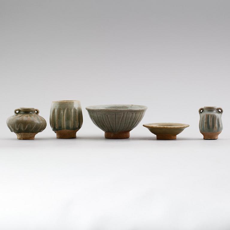 STENGODSFÖREMÅL, 5 delar, Sawankholok, Thailand 1400-tal.