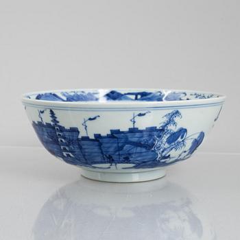 A blue and white porcelain bowl, China, Qing dynasty, 19th century.
