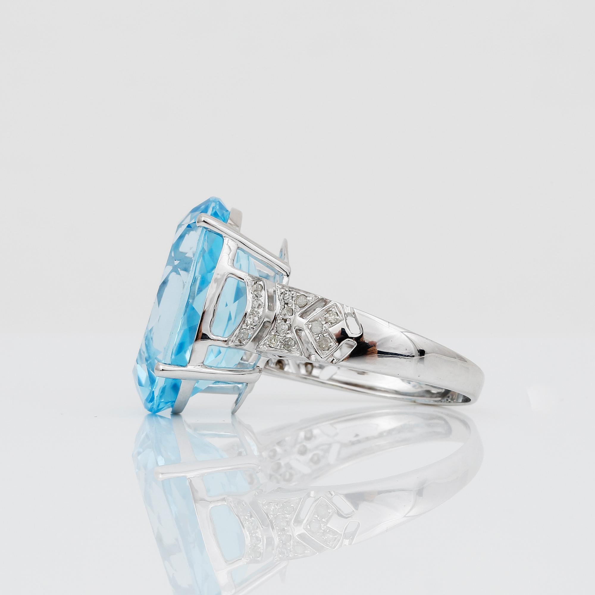 RING, 14K vitguld med ovalslipad topas ca 13,61 ct och små diamanter ca 0,17 ct. Vikt ca 6,90 g.