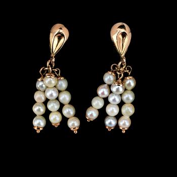 COLLIER samt ÖRHÄNGEN, 3 delar, odlade pärlor, lås i 18k vitguld, 1900-talets andra hälft.