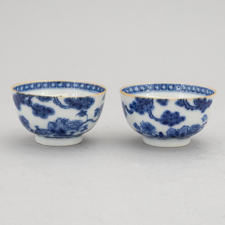 A pair och Chinese blue and white porcelain cups, Qianlong (1736-95).